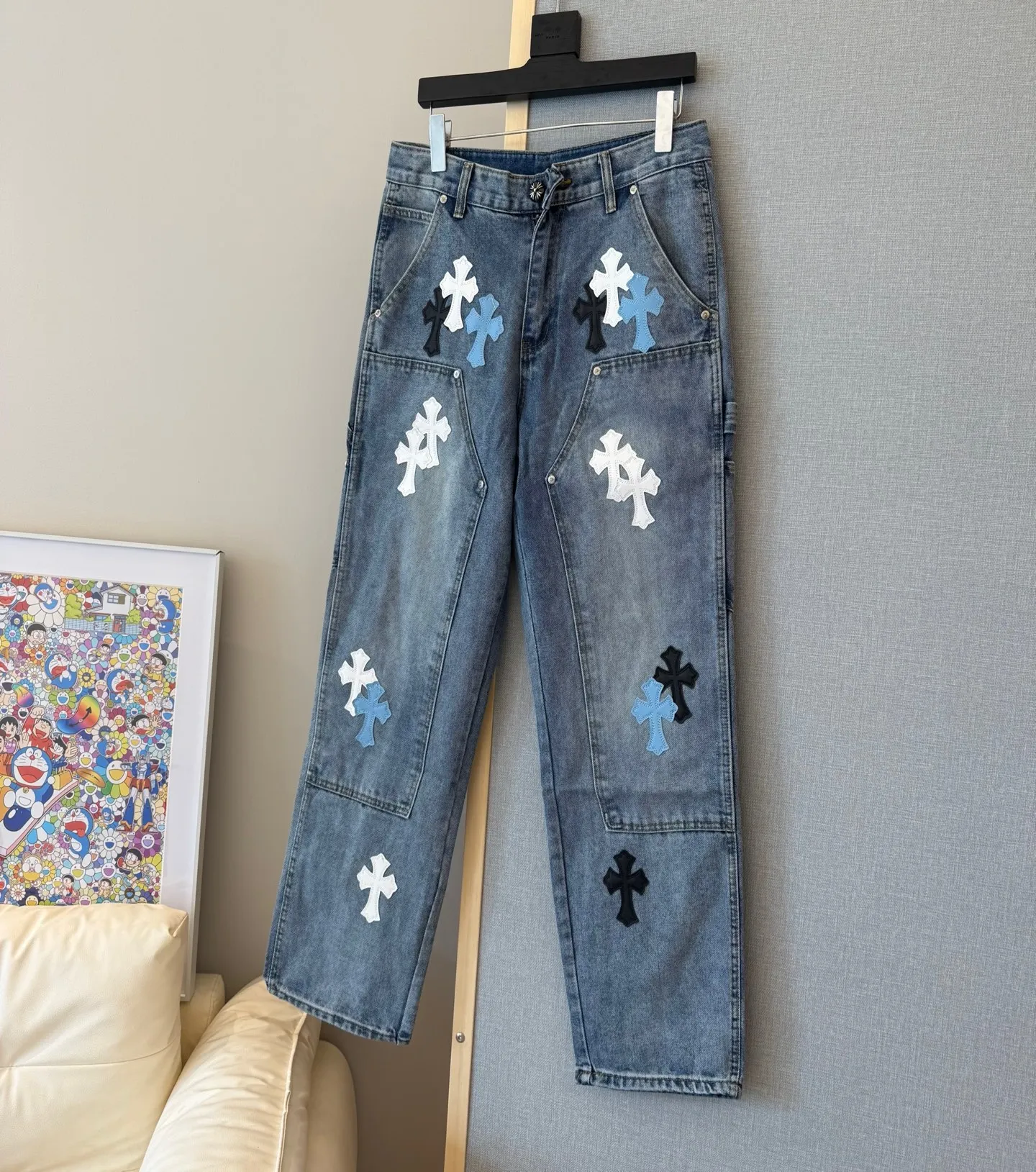 P280 model number: D328 Chrome Hearts Chrome Hearts Straight Lumberjack Overalls. Heavy canvas material, double-layer fabric on the knees, and multiple small pocket designs are the most recognizable features of the Lumberjack Pants. This trousers style was first created by Carhartt, and has been reinterpreted by many brands as the times evolve. These Crow Heart light blue logging overalls are based on the Carhartt pants with some improvements and added elements‼ ️Color #Washed Blue Size #28-36 (s m l Pants opening 22 XXL waist 94 hips 118 pants length 110 pants opening 23